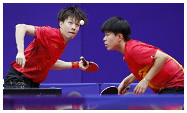 场的年轻女 场的年轻女